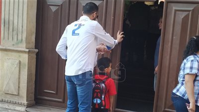 أولياء الأمور ببورسعيد بصحبة أبنائهم في أول أيام العام الدراسي (صور)