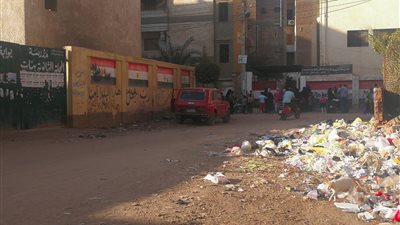 القمامة في استقبال تلاميذ المحلة بأول أيام العام الدراسي (صور)