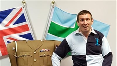 رجل يحول الملابس العسكرية لقطع أثاث مميزة (صور)