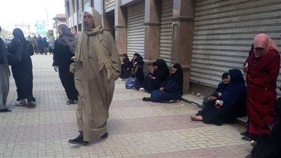 انتظار المعتمرين على الأرصفة أمام مركز البصمة (صور)