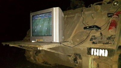 بالصور.. جنود الاحتلال يشاهدون نهائي المونديال على حدود غزة