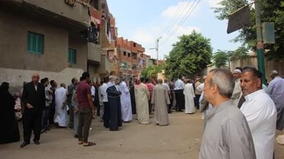 المئات يشيعون جثمان العالم المصري المتوفي في المغرب بالقليوبية (صور)