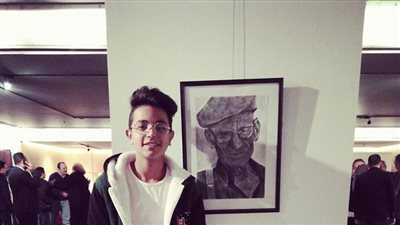 قصة طفل هزم السرطان واحترف الرسم في دمياط (صور)