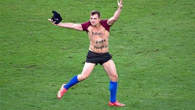 بالصور.. مشجع يقتحم نهائي المونديال ويقبل مدافع ألمانيا