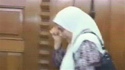 بالفيديو.. زوجة هشام قنديل تبكي بعد الحكم ببراءته