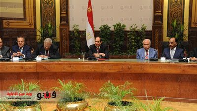 بالصور..السيسي يناقش الأوضاع الاقتصادية مع رجال الأعمال