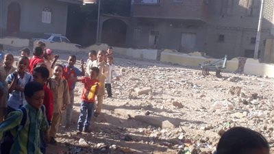 وقفة لاولياء أمور وتلاميذ مدرسة ابتدائي احتجاجا على نقلهم وهدم مدرستهم في قنا