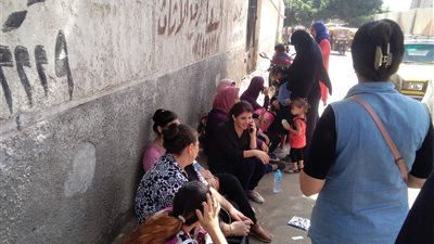 تجمع أولياء أمور مدارس الإسكندرية انتظارا لخروج أبنائهم