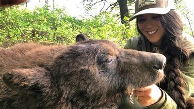 ممرضة تتلقى تهديدات بالقتل والاغتصاب بسبب صورها