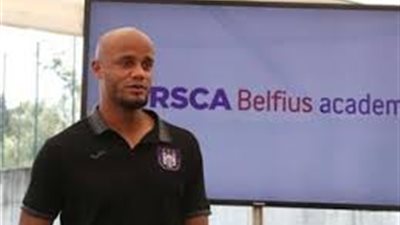 مان سيتي يكرم كومباني في حضور نجم الدوري الإنجليزي