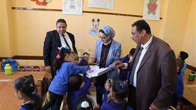 نائب محافظ الوادي الجديد توزع هدايا على التلاميذ بالفصول