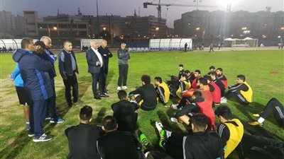 عامر يجتمع بلاعبي سموحة قبل مواجهة الاتحاد السكندري (صور)