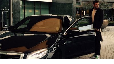 فولكس فاجن تغرم لاعب أرسنال السابق لقيادة سيارة «مرسيدس»