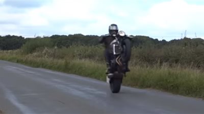 نجاة سائق دراجة نارية من الاصطدام بجسم ثابت (فيديو)