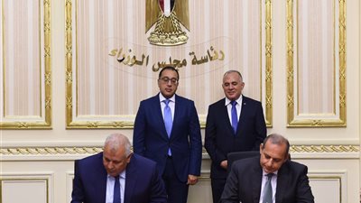 رئيس الوزراء يشهد توقيع اتفاق تمويل بين وزارة الري والبنك الأهلي