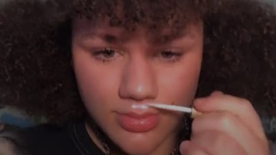 لصق الشفاه بالغراء أحدث تقليعات الجمال (فيديو وصور)