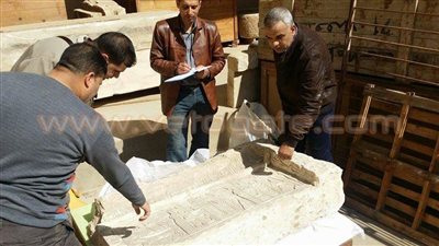 بالصور.. المتحف الكبير يتسلم لوحة نادرة من الهرم