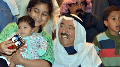 بالصور.. أمير الكويت يتناول العشاء مع المواطنين في منطقة شعبية