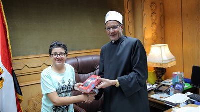 وكيل الأزهر يكرم طالبا ترأس نموذج محاكاة البرلمان المصري