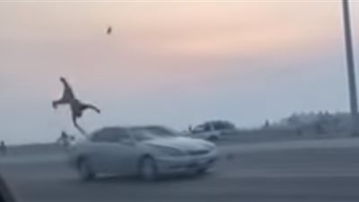 مشاجرة تنتهي بحادث دهس مروع (فيديو)