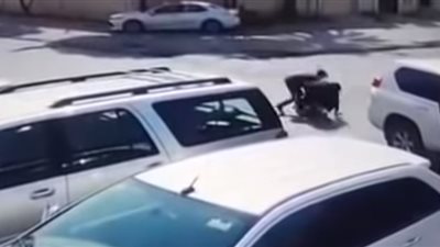 لحظة اعتداء شابين على 