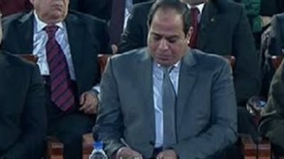 بالفيديو.. السيسي يكتب ملاحظات عن الشباب خلال حضوره «رؤية مصر 2030»