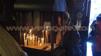 بالصور.. الأقباط يشعلون الشموع بقداس ختام صون يونان بالإسكندرية