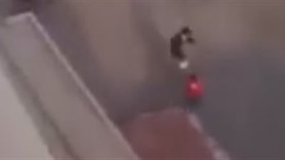 لحظة اختطاف طالب من أمام مدرسته (فيديو)