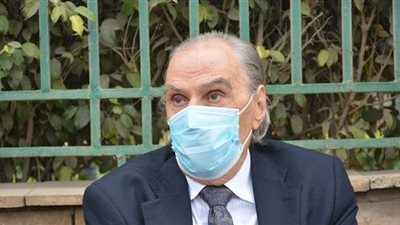 عزت العلايلي أول الحضور بمسجد الشرطة للمشاركة في جنازة وحيد حامد | فيديو