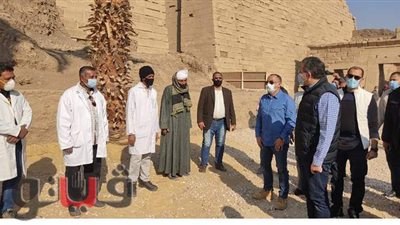 خالد العناني يستمع لشرح مسئولي الآثار بمعابد الكرنك | صور