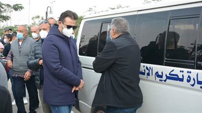 وصول جثمان وحيد حامد إلى مسجد الشرطة لأداء صلاة الجنازة عليه | فيديو