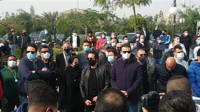 لحظة صلاة الجنازة على وحيد حامد بحضور شخصيات عامة وفنانين | فيديو وصور