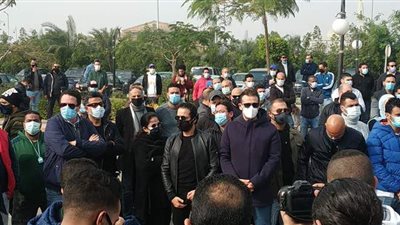 أحمد حلمي ومنى زكي يشاركان في جنازة وحيد حامد | صور