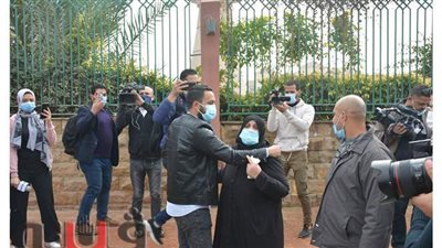 انهيار شقيقة وحيد حامد أثناء وصول الجنازة إلى مسجد الشرطة | فيديو