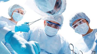 قنا العام ينجح فى إنقاذ طفل عمره 4 أيام يعاني من نزيف بالبطن وتهتك فى الطحال