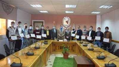 رئيس جامعة سوهاج يكرم ٢١ طالبا لاجتيازهم دورة الرقابة الصحية على اﻷلبان واللحوم