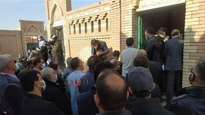 لحظة دفن جثمان وحيد حامد بمقابر الفيوم | فيديو