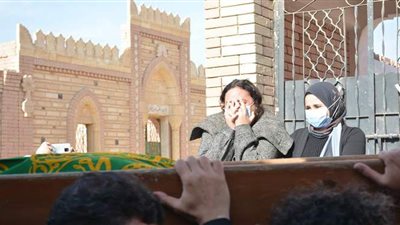 انهيار نجلة شقيقة وحيد حامد أثناء تشييع جنازة السيناريست | فيديو