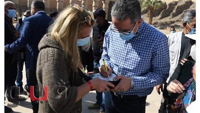 وزير الآثار يوقع اوتجرافات للسائحين بمعابد الأقصر | صور