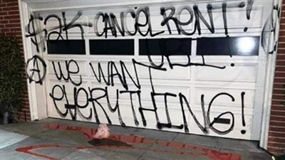 جرافيتي ورأس خنزير بمنزل رئيسة النواب الأمريكي.. تعرف على السبب