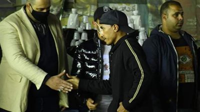 محمد عبد الشافي أول الحضور في عزاء والدة حازم إمام | فيديو وصور