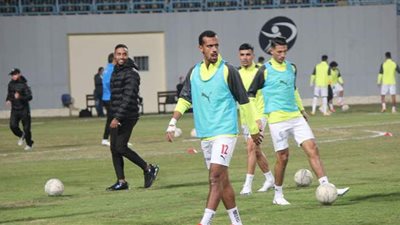 لاعبو الزمالك وإنبي يجرون عمليات الإحماء قبل المباراة | صور