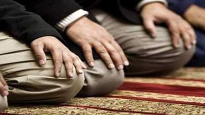 حكم صلاة الإمام بالمأمومين وهو جالس؟.. دار الإفتاء تجيب