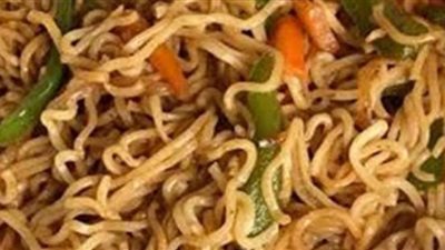 طريقة عمل إندومي بالخضار والهوت دوج | فيديو