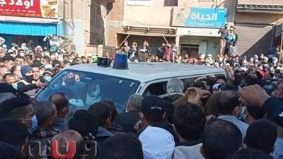 برغم كورونا.. الآلاف يشيعون جثمان المعلم ضحية تلميذه السعودي بالفيوم | صور