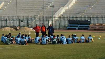 دش ساخن من خالد عيد للاعبي المحلة بعد الهزيمة من المصري | صور