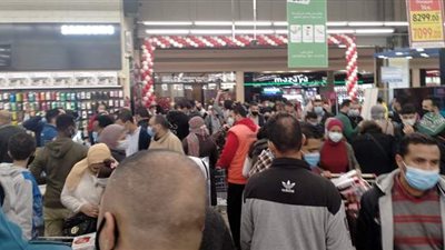 دون التزام بإجراءات التباعد.. زحام شديد في 