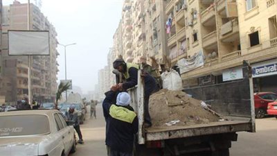 رفع كفاءة النظافة في 5 أحياء بالجيزة | صور