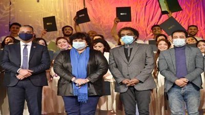 وزيرة الثقافة ومحافظ الفيوم يسلمان شهادات تخرج 