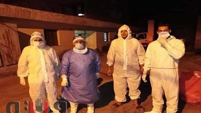 «هي لله».. فريق شبابي مسلم يغسل ويكفن «مينا» المتوفى بكورونا ببني سويف